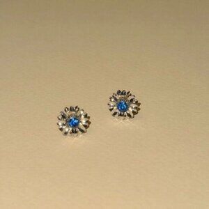 Silver flower stud earrings N934